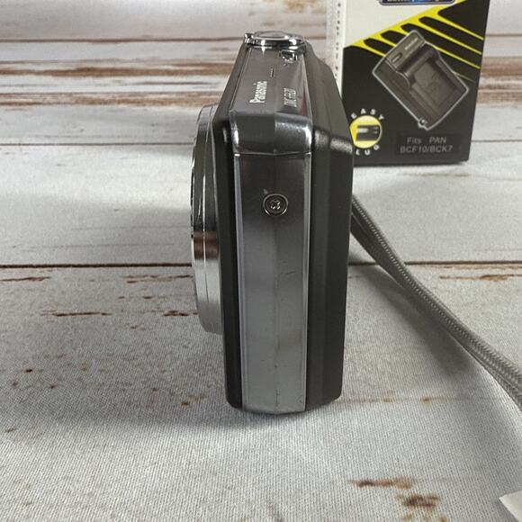 Panasonic Lumix 14.1MP Digital Camera - DMC-FH20 - PARTS / REPAIR - CAMERA ONLY - Picture 6 of 6